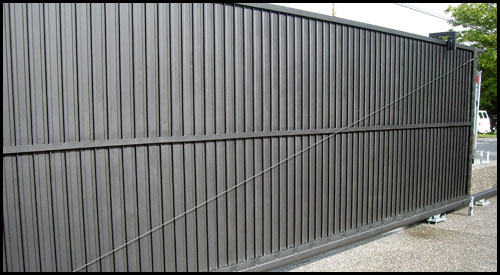 ALUMINIUM PRIVACY PANEL WITH GUSSETS AND CROSS SUPPORTS