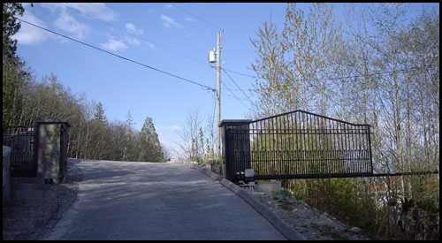 AUTOMATED PEAK TOP CANTILEVER DRIVEWAY GATE